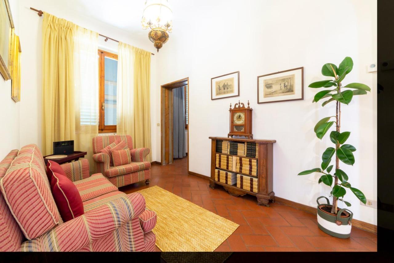 110 Sqm Apartment 6 Sleeps In Santa Croce Firenze Bagian luar foto