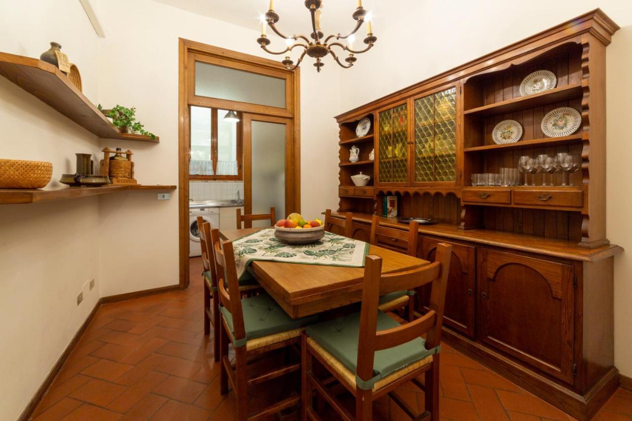 110 Sqm Apartment 6 Sleeps In Santa Croce Firenze Bagian luar foto