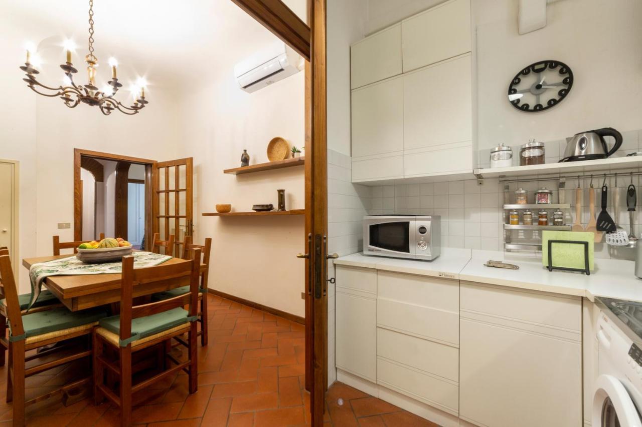 110 Sqm Apartment 6 Sleeps In Santa Croce Firenze Bagian luar foto