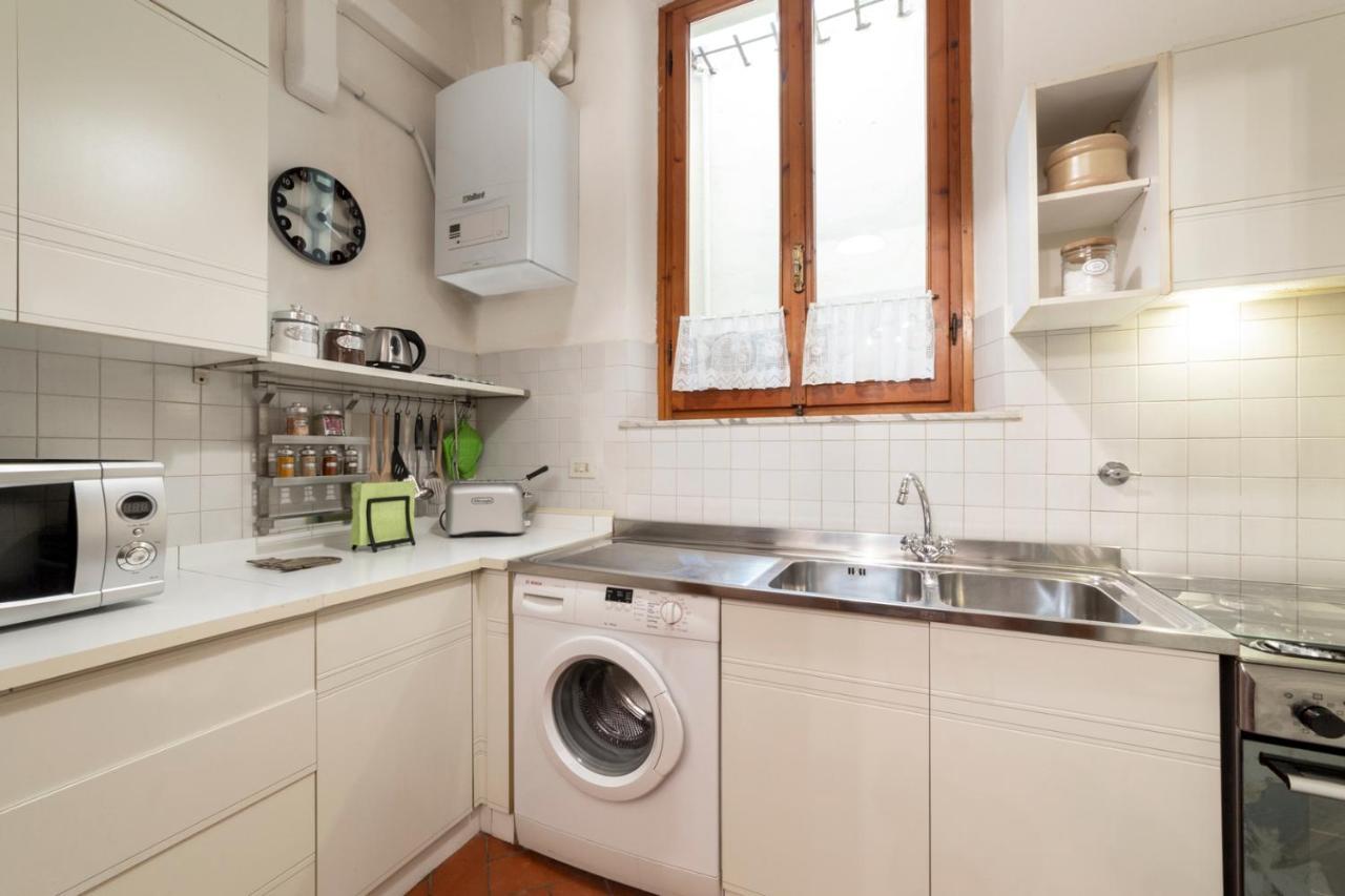 110 Sqm Apartment 6 Sleeps In Santa Croce Firenze Bagian luar foto