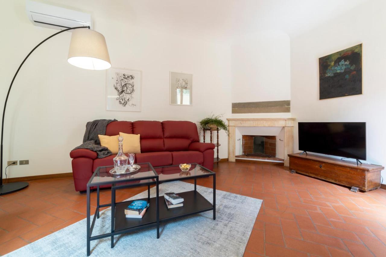 110 Sqm Apartment 6 Sleeps In Santa Croce Firenze Bagian luar foto