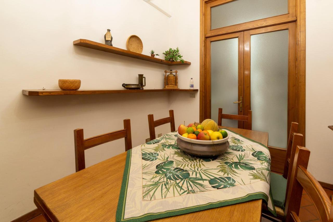 110 Sqm Apartment 6 Sleeps In Santa Croce Firenze Bagian luar foto