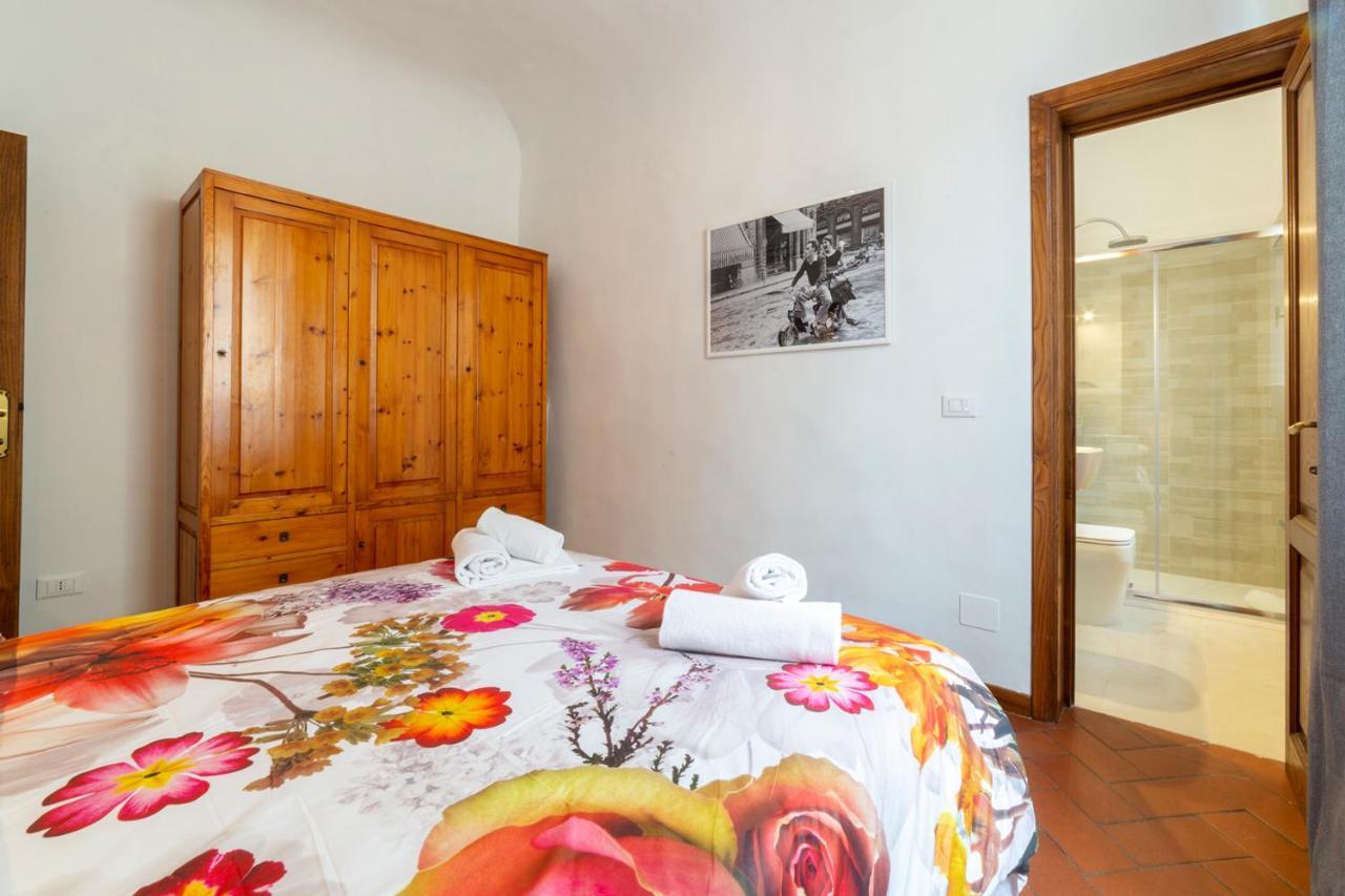 110 Sqm Apartment 6 Sleeps In Santa Croce Firenze Bagian luar foto