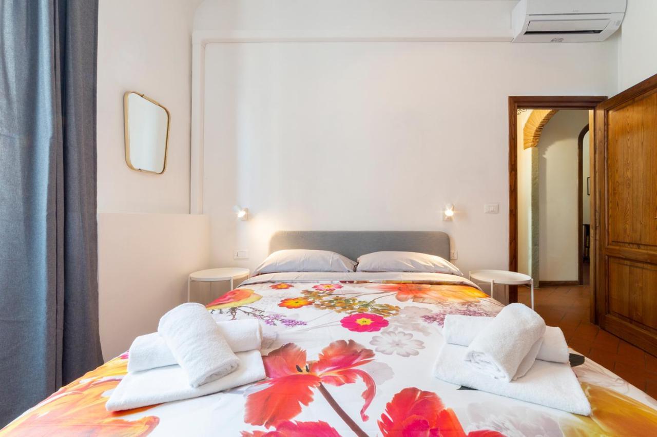 110 Sqm Apartment 6 Sleeps In Santa Croce Firenze Bagian luar foto