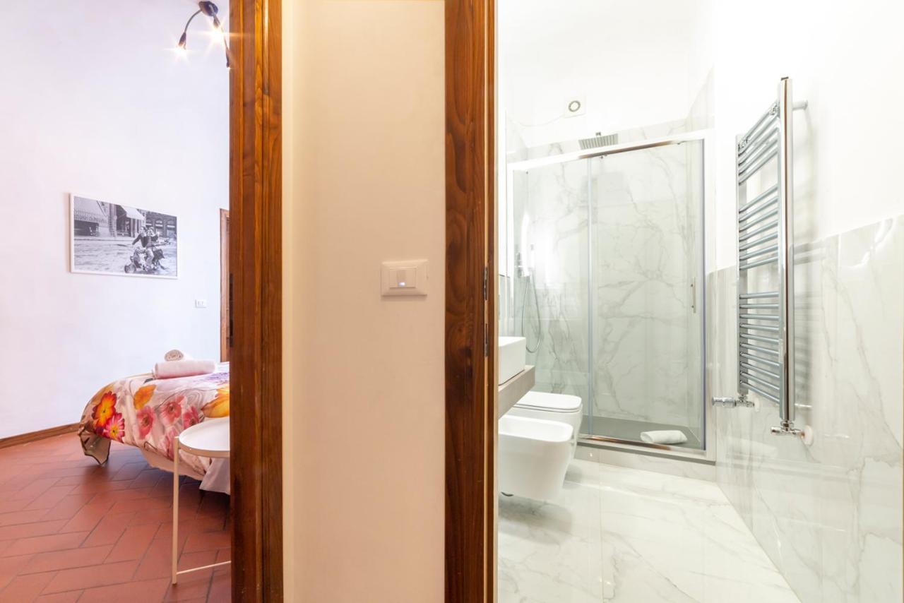 110 Sqm Apartment 6 Sleeps In Santa Croce Firenze Bagian luar foto